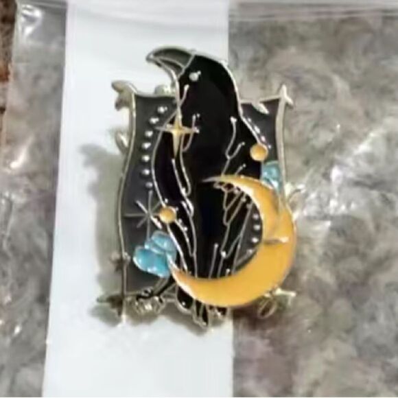 Raven with moon enamel pin - Picture 2 of 5
